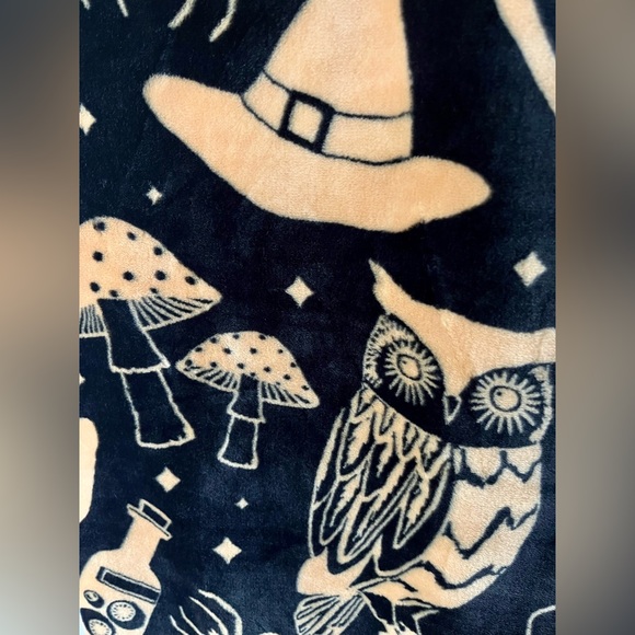 Cynthia Rowley Decorative Throw Curious Halloween - Picture 3 of 3